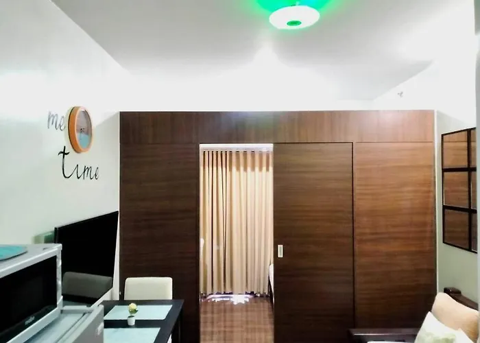 New Makati 1br View Above Air Mall 50-inch Smart Tv Manila
