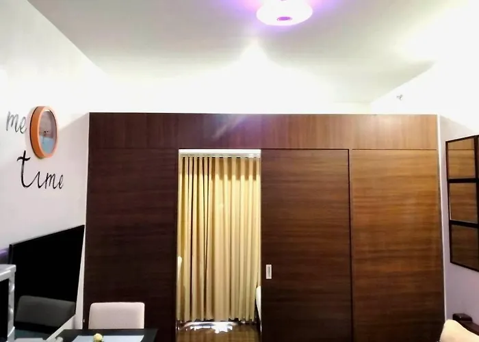 New Makati 1br View Above Air Mall 50-inch Smart Tv Apartment