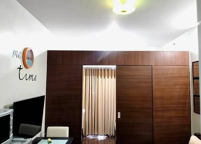 New Makati 1br View Above Air Mall 50-inch Smart Tv *