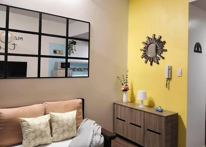 Apartment New Makati 1br View Above Air Mall 50-inch Smart Tv